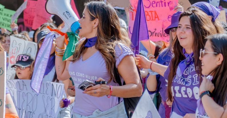 Youth Megaphone - Día Internacional de la mujer